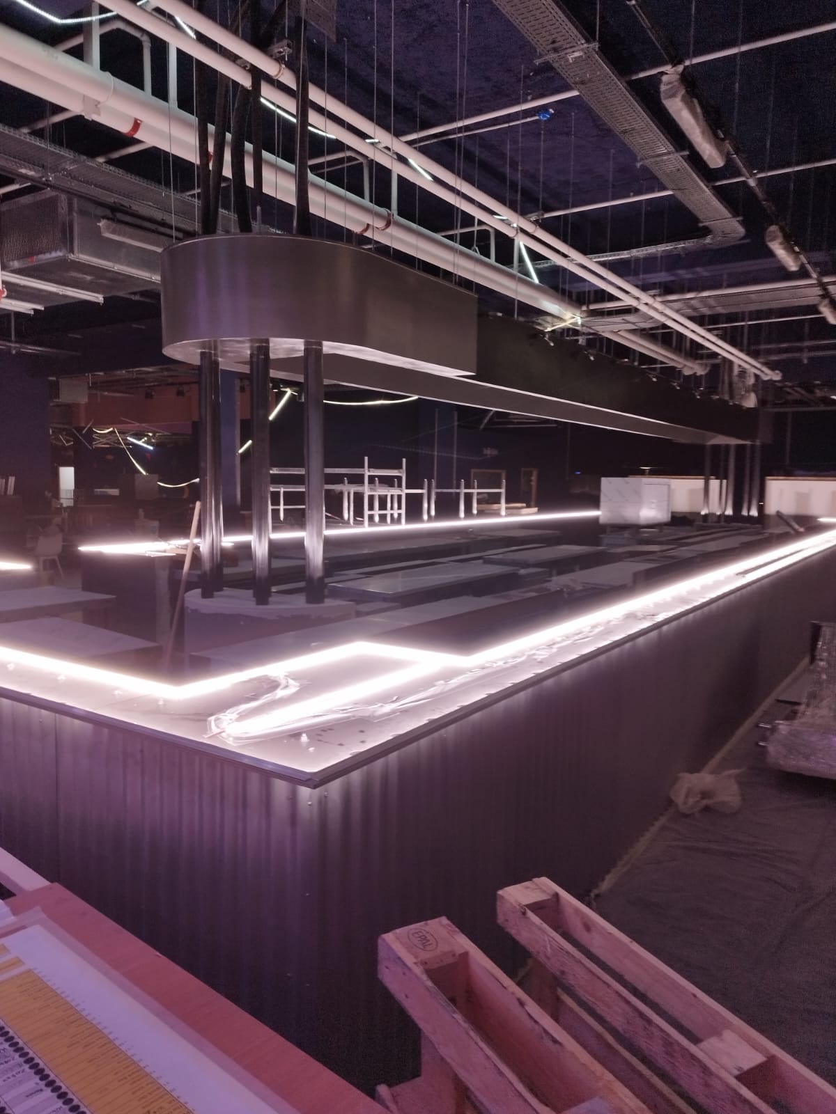 Bar en cours d'installation avec LED éteintes