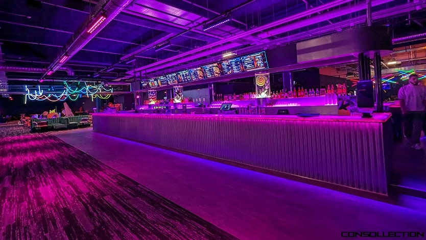 Bar lumineux en ambiance violette, en service