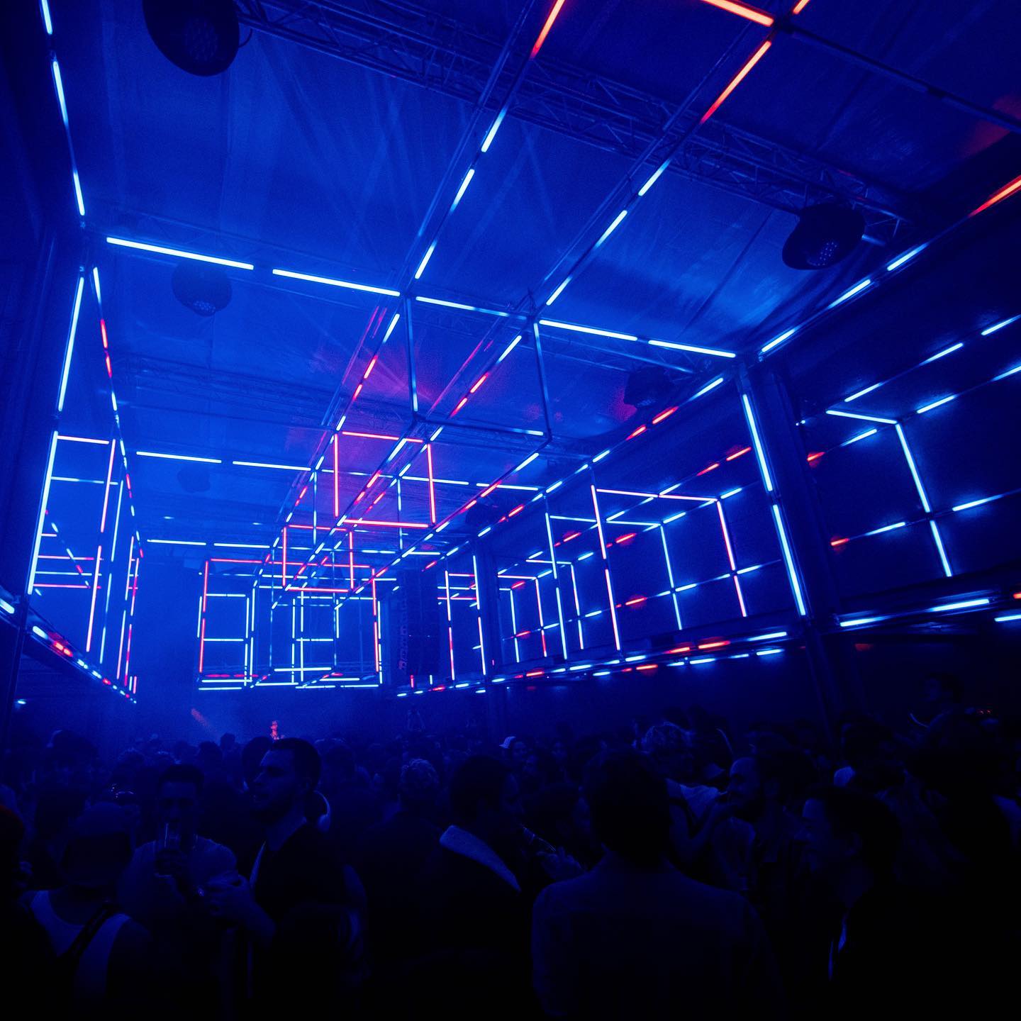 Installation cubes LED bleus en club