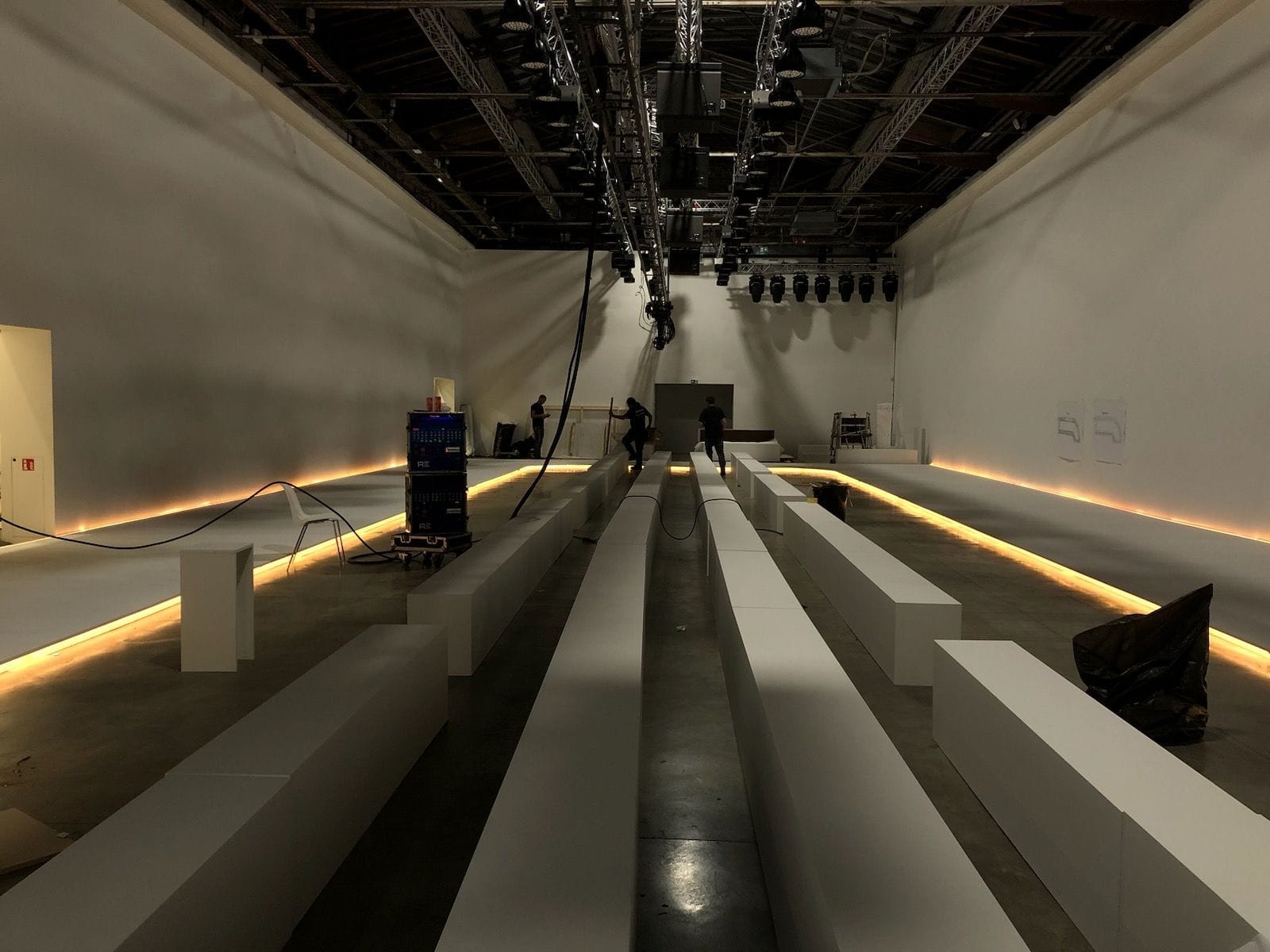 Installation d'éclairage LED au sol pour un défilé