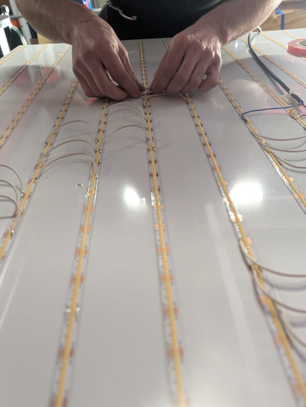 Technicien en train de souder des rubans LED