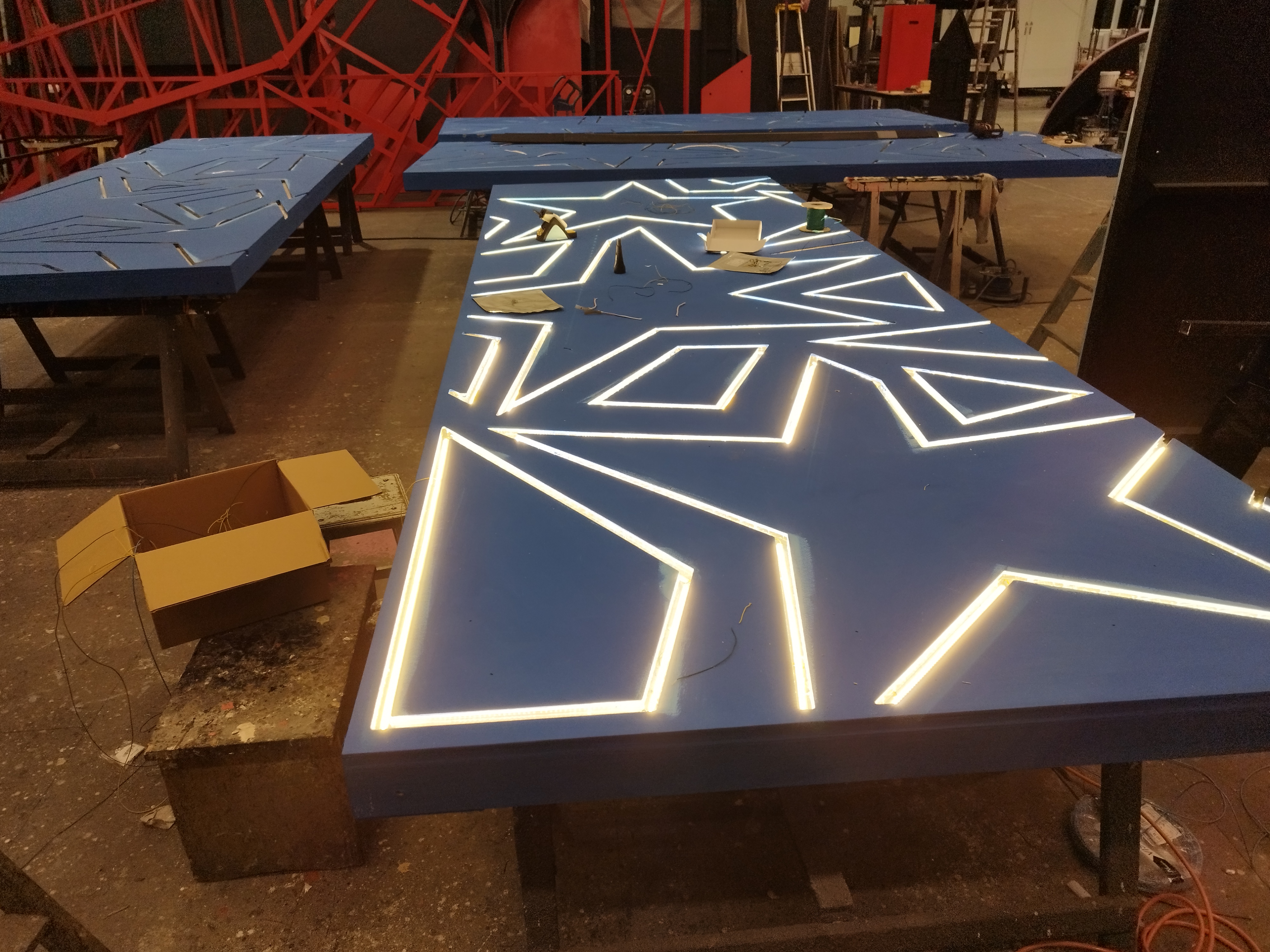 Fabrication de panneaux LED custom en forme d'étoiles