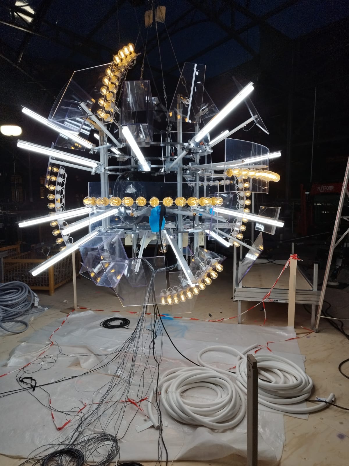 Fabrication d'une sphère lumineuse complexe en atelier