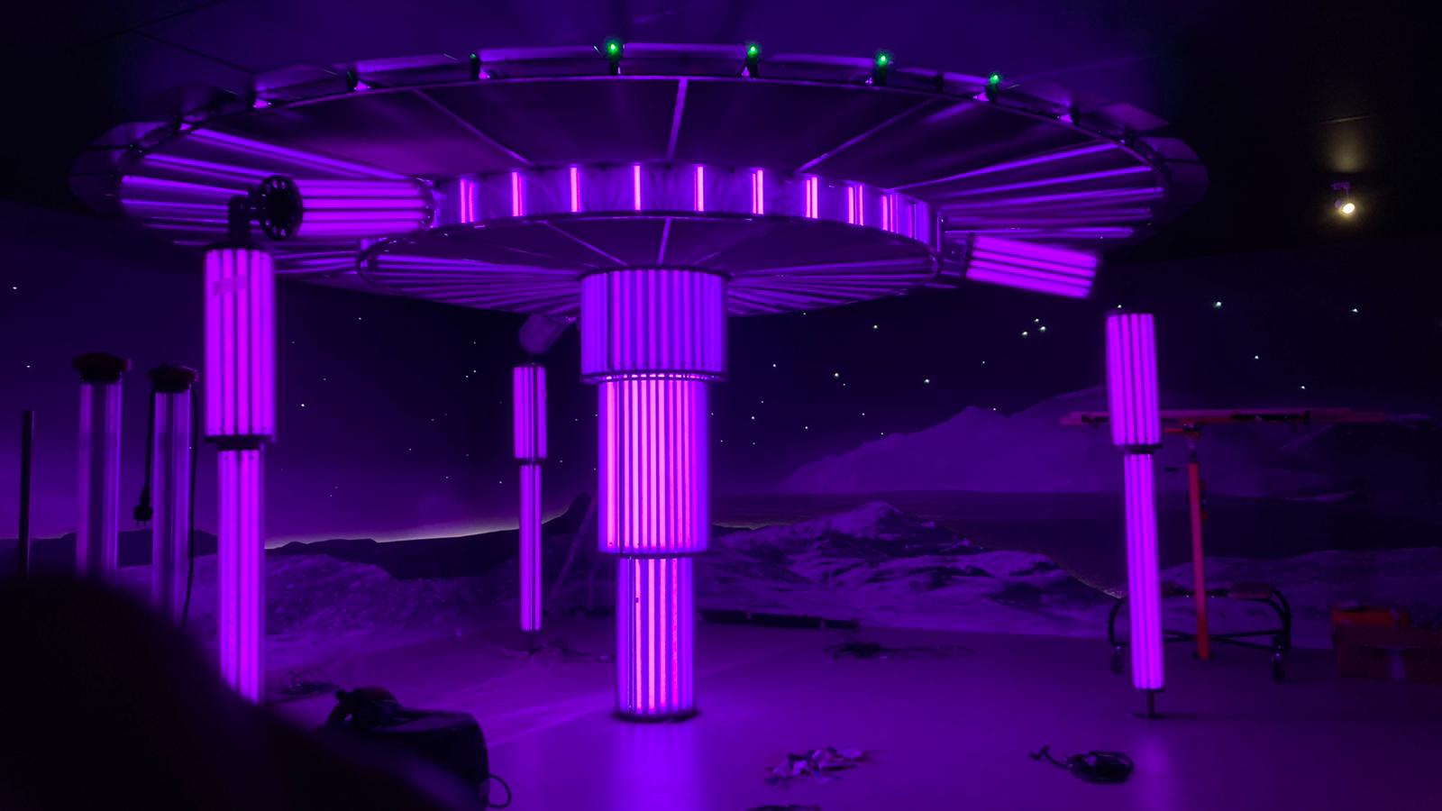 Structure lumineuse en forme de soucoupe volante, éclairage violet